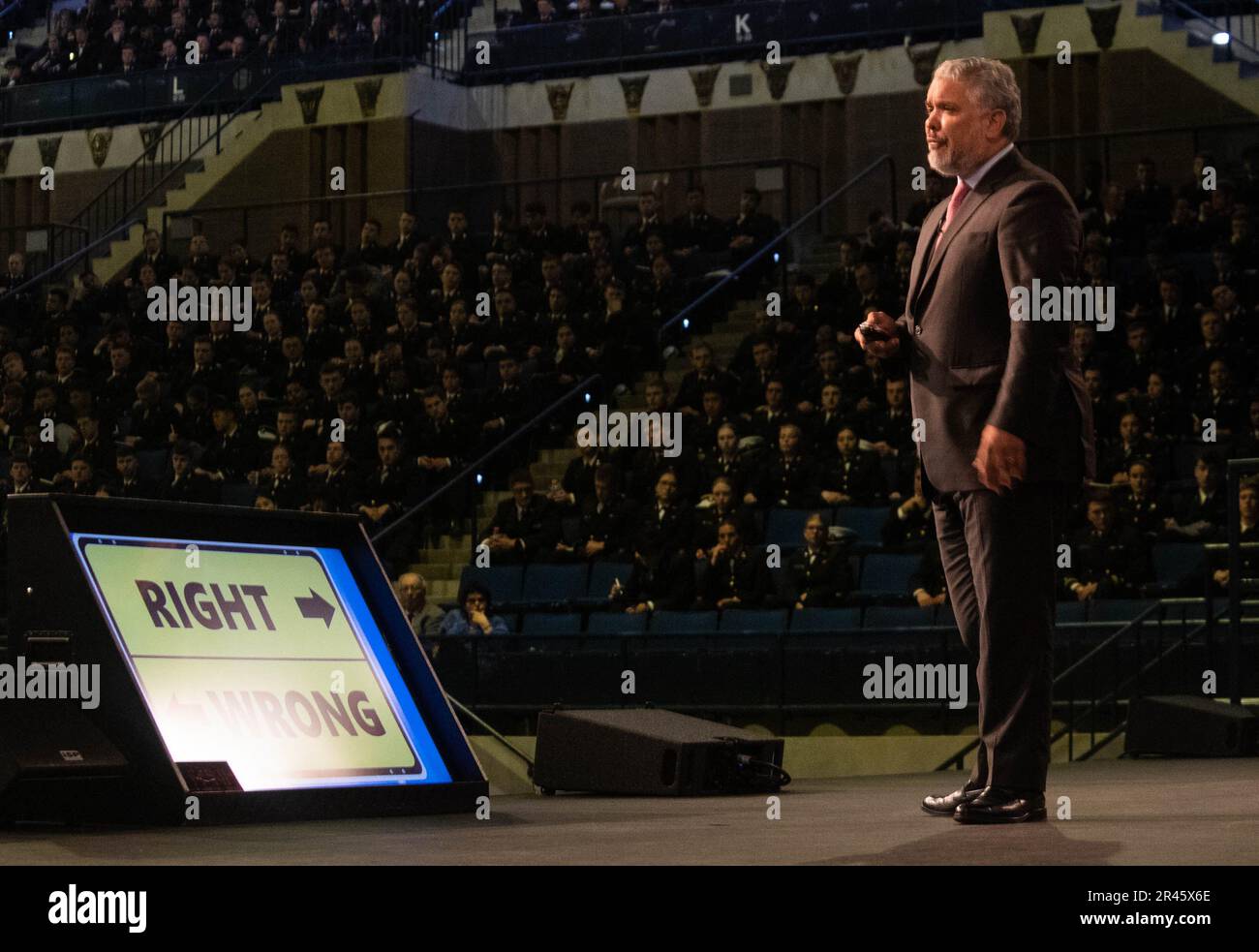 ANNAPOLIS, M. (11 aprile 2023) Iván Duque, ex presidente della Repubblica di Colombia, si rivolge alla Brigata dei Midshipmen e agli ospiti durante la serie di conferenze Forrestal dell'Accademia Navale del 2023 nella Alumni Hall. Duque ha parlato di leadership in tempi di crisi. Lo scopo di questa serie è quello di accrescere la consapevolezza e l’apprezzamento della Brigata dei Midshipmen sulla dimensione sociale, politica e culturale della Nazione e del mondo. Sono presenti rappresentanti di diverse discipline: Governo, arti, umorismo, letteratura, istruzione, sport, politica, scienza e altri campi. Foto Stock