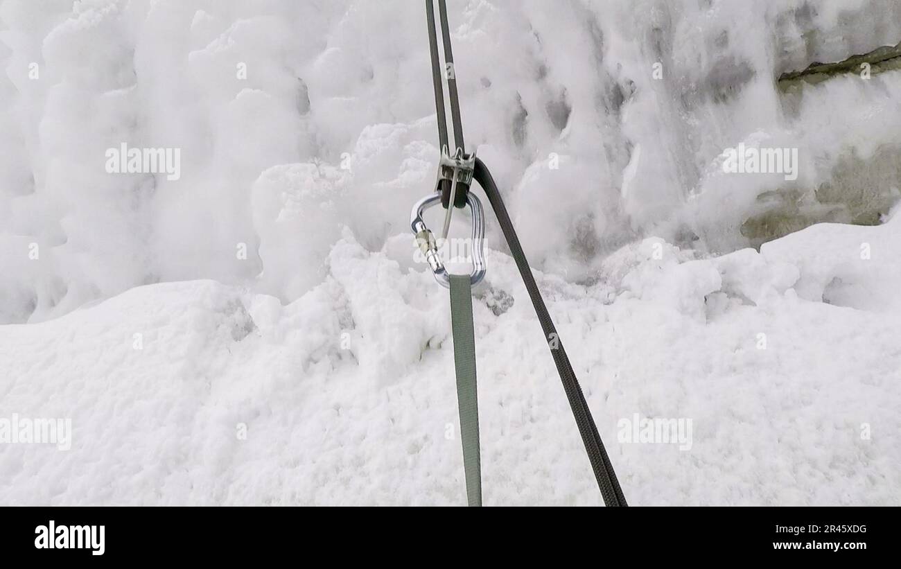 La formazione di supporto, condotta da Alpha Company, 3rd battaglione, 172nd montagna reggimento fanteria), 86th squadra di combattimento Brigata Fanteria (montagna), Guardia Nazionale dell'Esercito Vermont, comprende la configurazione di un sistema di rappel presso la Ethan Allen Firing Range, Jericho, Vt., 5 marzo 2023. Le attrezzature speciali, come i dispositivi di assicurazione, i moschettoni e le funi, consentono ai soldati di affrontare terreni scoscesi e ostacoli verticali altrimenti impraticabili. Foto Stock