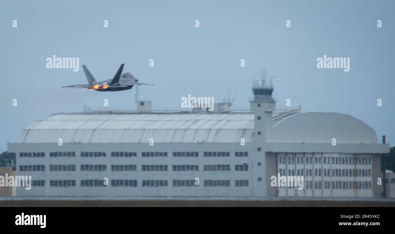 A 325th Fighter Wing F-22A Raptor decollerà per una missione il 24 marzo presso la base dell'aeronautica militare di Eglin, Fl. Il velivolo Raptor del 325th FW si trova a Eglin dal 2018 dopo che l’uragano Michael ha distrutto le strutture della Tyndall AFB. I Raptors partiranno presto da Eglin per la loro nuova casa, Joint base Langley-Eustis, Virginia. Foto Stock