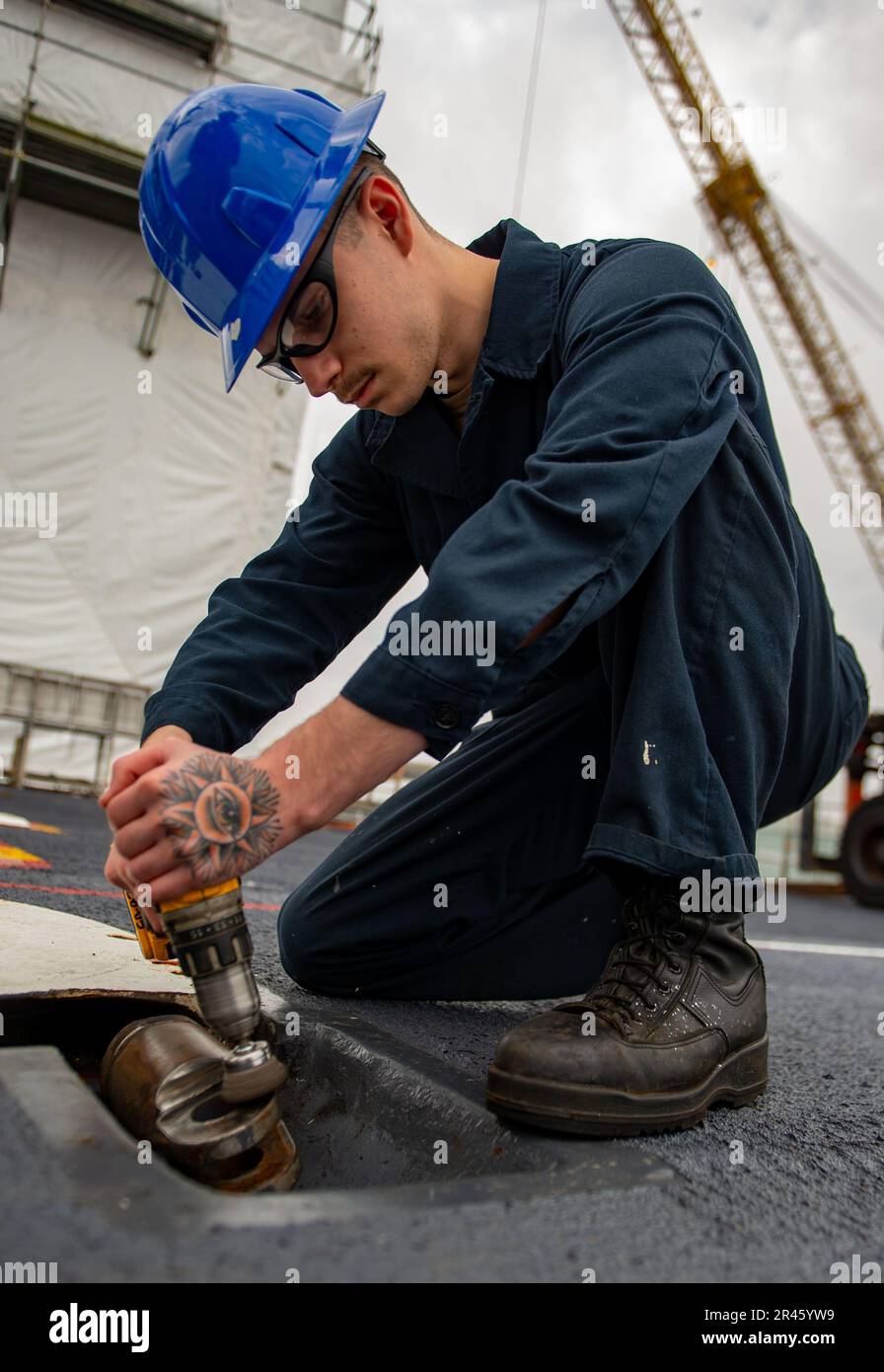 230105-N-NV669-1089 NORFOLK, V. (5 gennaio 2023) Aviation Boatswain’s Mate (Equipment) 3rd Class Seth Myer, di Madisonville, Tennessee, controlla la corrosione su un pendente a ponte trasversale sul ponte di volo della portaerei di classe Nimitz USS Harry S. Truman (CVN 75), 5 gennaio 2023. Truman è la nave ammiraglia del Gruppo di carrier Strike di Harry S. Truman ed è attualmente in porto a bordo del cantiere navale di Norfolk. Foto Stock