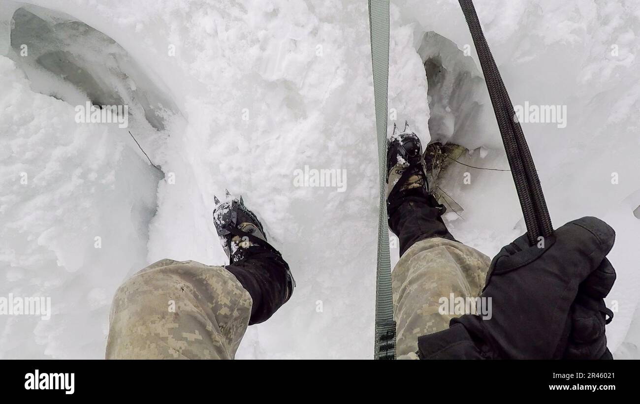 La formazione di supporto, condotta da Alpha Company, 3rd battaglione, 172nd montagna reggente di fanteria), 86th squadra di combattimento di Brigata di fanteria (montagna), Guardia Nazionale dell'Esercito del Vermont, include le abilità di rappel all'Ethan Allen Firing Range, Jericho, Vt., 5 marzo 2023. L'attrezzatura speciale, come gli assi di arrampicata, l'imbracatura per sedersi, i moschettoni e i ramponi, consente ai soldati di affrontare terreni ripidi e ostacoli verticali altrimenti impraticabili. Foto Stock