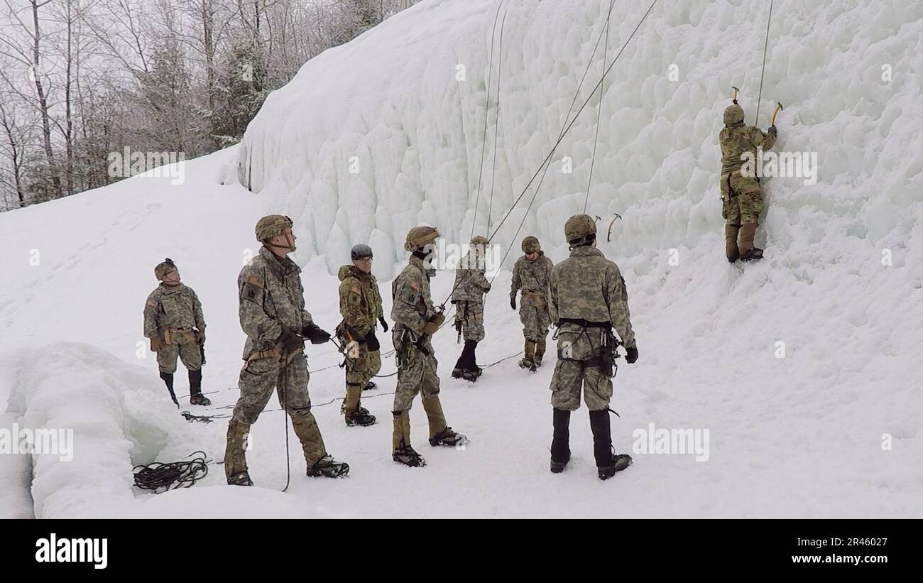 La formazione di supporto, condotta da Alpha Company, 3rd battaglione, 172nd montagna reggente di fanteria), 86th squadra di combattimento di Brigata di fanteria (montagna), Guardia Nazionale dell'Esercito del Vermont, include varie abilità di mobilità montana presso l'Ethan Allen Firing Range, Jericho, Vt., 5 marzo 2023. L'attrezzatura speciale, come gli assi di arrampicata, l'imbracatura per sedersi, i moschettoni e i ramponi, consente ai soldati di affrontare terreni ripidi e ostacoli verticali altrimenti impraticabili. Foto Stock