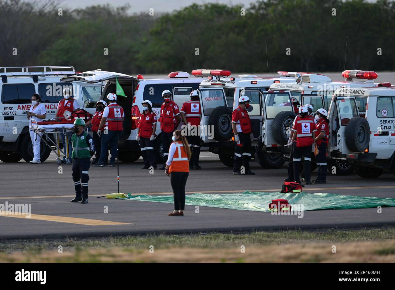 I membri della Croce Rossa dell'Honduran si preparano ad assistere con un esercizio congiunto di incidenti di massa presso la base aerea di Soto Cano, Comayagua, Honduras, 9 febbraio 2023. L'esercizio è stato tenuto per concedere al personale dell'aeroporto Honduran una qualifica di Organizzazione dell'aviazione civile internazionale, necessaria per la gestione di un aeroporto internazionale. Foto Stock