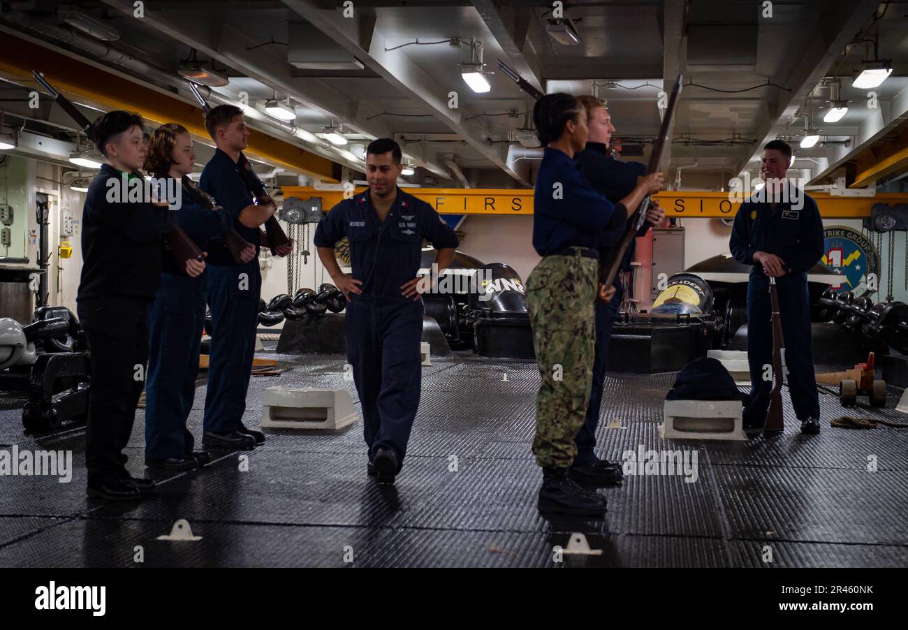 230118-N-TD381-1026 OCEANO PACIFICO (18 gennaio 2023) Aviazione Boatswain’s Mate (Equipment) 1st Classe Alberto Moreno, medio, nativo di Waukegan, Ill., istruisce una classe di guardia d’onore nel foc’isola della portaerei di classe Nimitz USS Carl Vinson (CVN 70). Vinson sta attualmente conducendo operazioni marittime di routine. Foto Stock