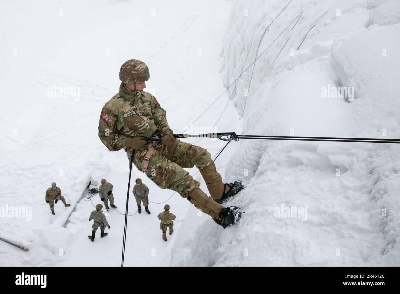 STATI UNITI Jason Samek, Alpha Company, 3rd battaglione, 172nd montagna reggimento fanteria), 86th squadra di combattimento della Brigata di fanteria (montagna), Guardia Nazionale dell'Esercito del Vermont, rapelli durante l'addestramento di sostegno all'Ethan Allen Flicing Range, Jericho, Vt., 5 marzo 2023. L'attrezzatura speciale, come la corda da arrampicata, l'imbragatura per sedersi, i moschettoni e i ramponi, consente ai soldati di affrontare terreni ripidi e ostacoli verticali altrimenti impraticabili. Foto Stock