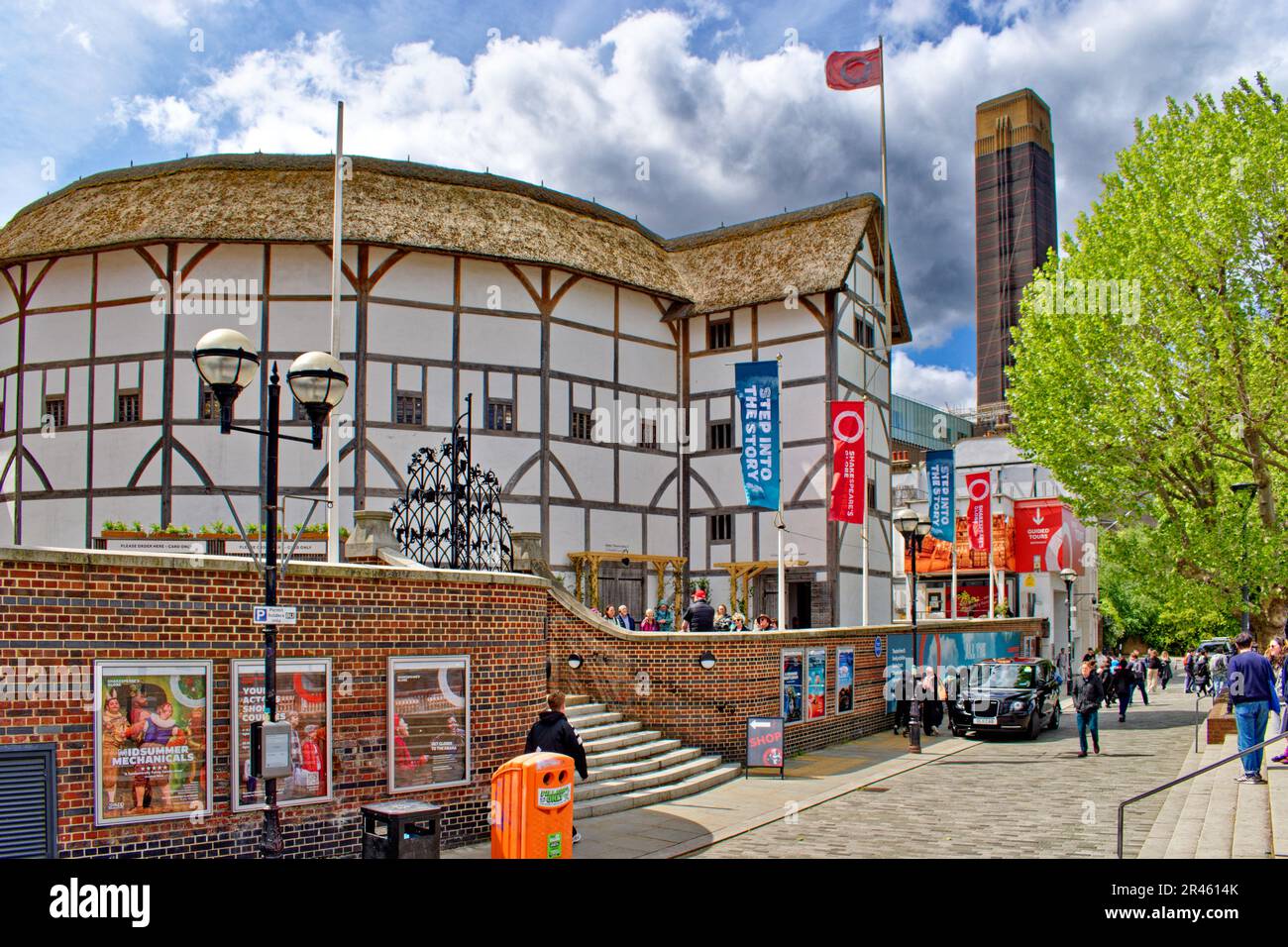 London Bankside turisti o visitatori fuori Shakespeares Globe Theatre Foto Stock