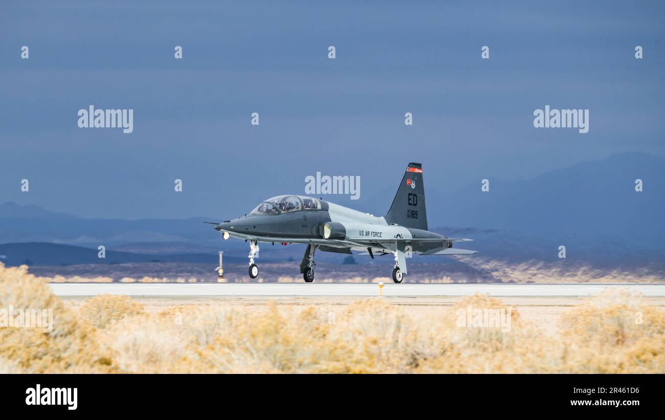 Un Talon T-38 assegnato alla 412th Test Wing, decade dalla base dell'aeronautica militare di Edwards, California, 4 gennaio 2023. Foto Stock