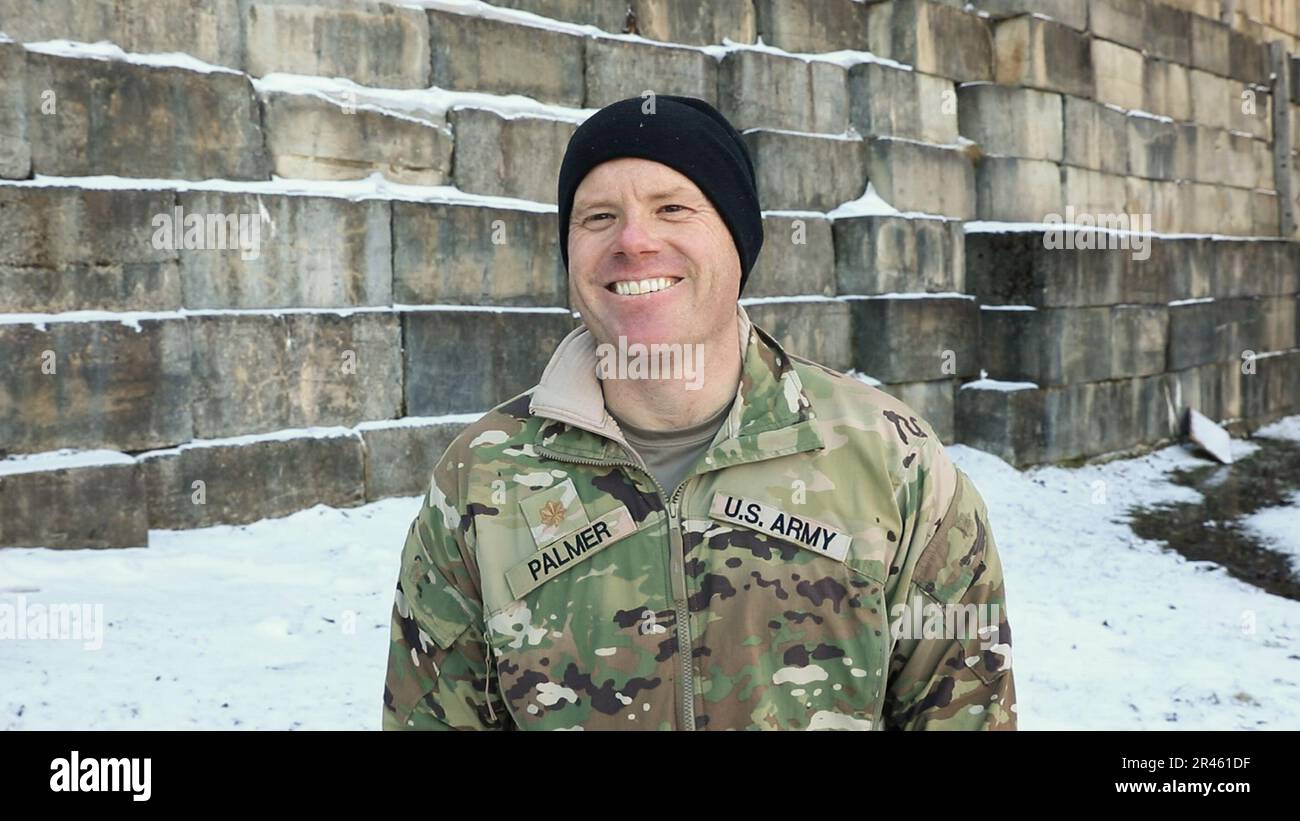 STATI UNITI Sam Palmer, quartier generale della forza congiunta, Guardia Nazionale del Vermont, interviste con 86th Fantry Brigade Combat Team (Mountain) Public Affairs a Camp Ethan Allen Firing Range, Jericho, Vt., 8 gennaio 2023. Palmer entra a far parte del Team U.S.A. come concorrente di Edelweiss RAID 2023. Questa competizione militare internazionale si impegna a mettere alla prova le abilità dei soldato alpini, a promuovere la cameratismo e a costruire relazioni tra combattenti di montagna in tutto il mondo. Foto Stock