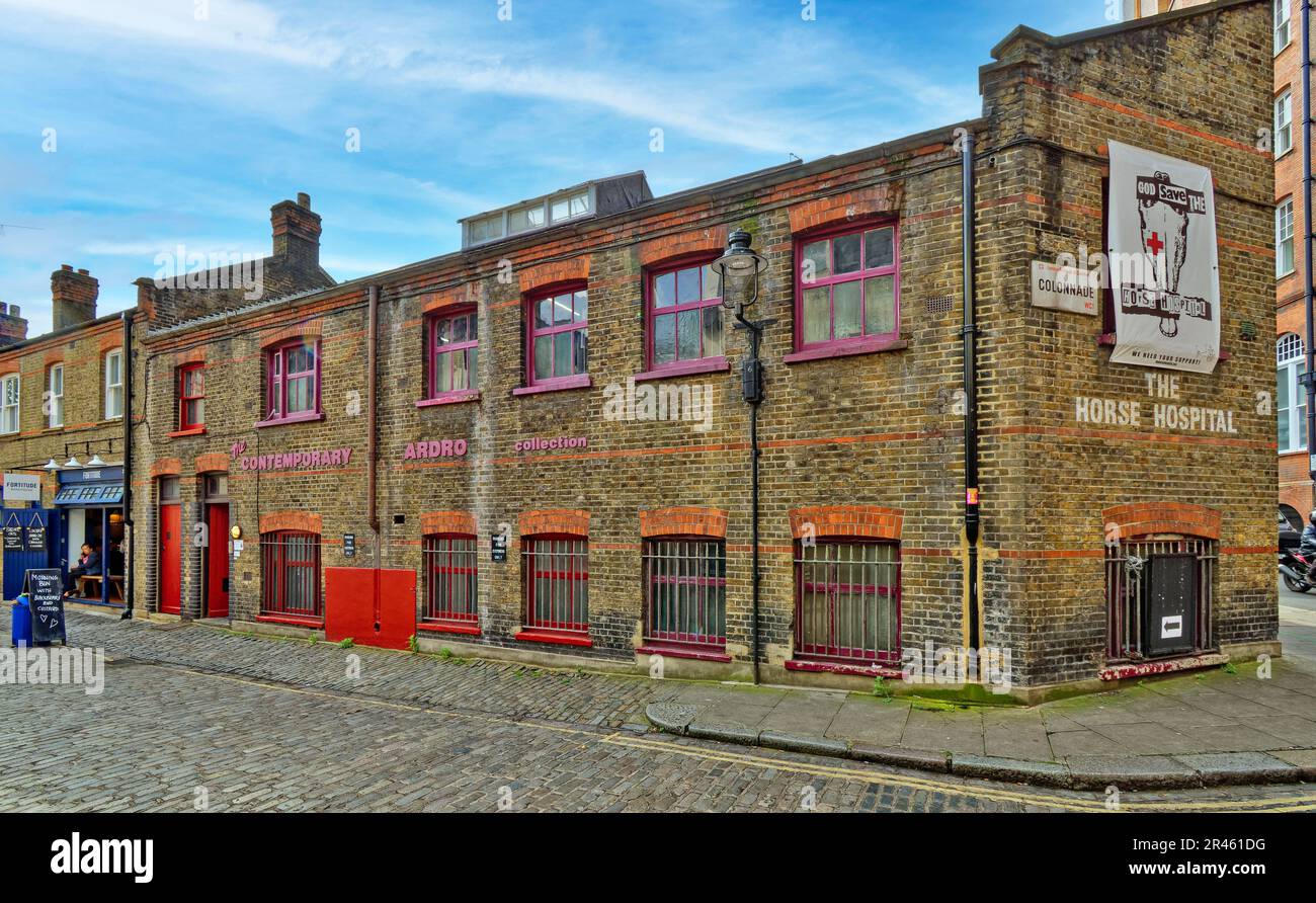 London Camden Herbrand Street e Colonnade The Horse Hospital Building Foto Stock