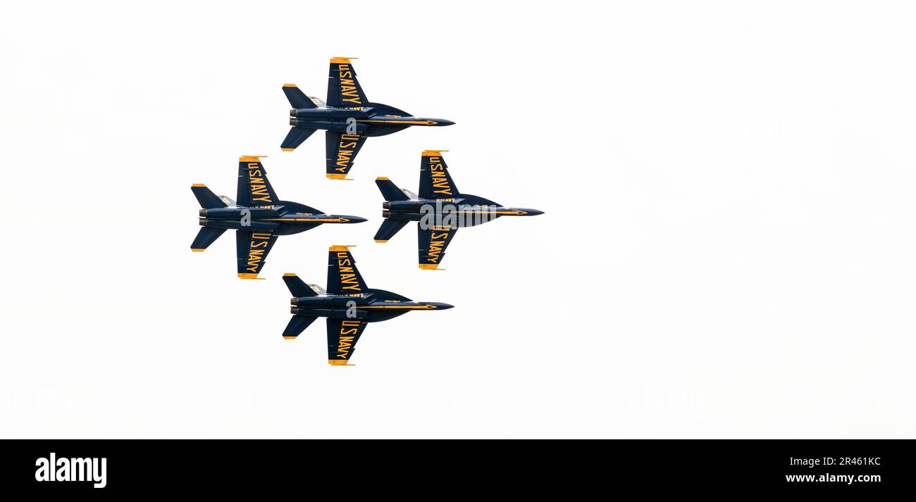 Punto Mugu, Cailf. (18 marzo 2023) negli Stati Uniti Dimostrazione di volo della Marina Squadron, gli Angeli Blu e dagli Stati Uniti Air Force Demonstration Squadron, The Thunderbirds, co-headline il 2023 Point Mugu Air Show Marzo 18-19, presso la base navale Ventura County (NBVC), Point Mugu. Foto Stock