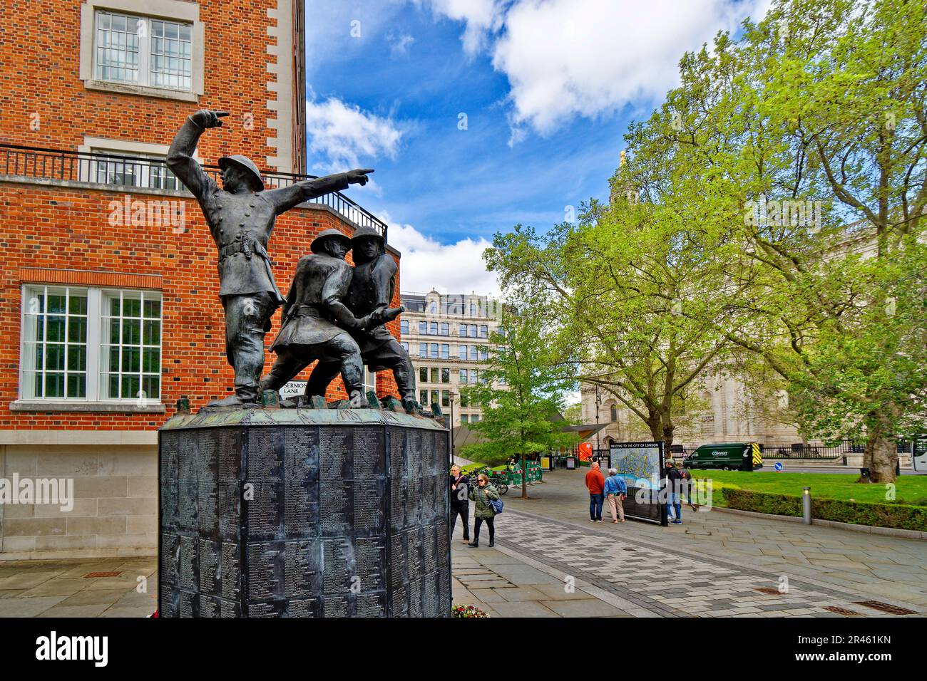 Londra in Sermon Lane il National Firefighters Memorial scolpito da John W. Mills Foto Stock