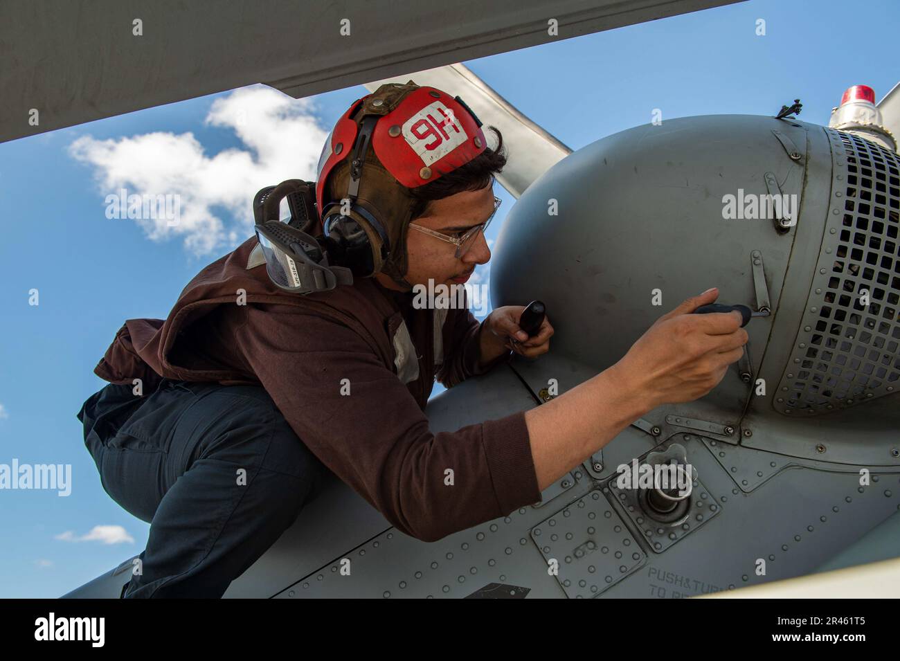 Aviation Electronics Technician 3rd Class Adolfo Soto, di Chicago, assegnato al ÒTridentsÓ di Helicopter Sea Combat Squadron (HSC) 9, esegue la manutenzione ordinaria su un MH-60R Sea Hawk sul ponte di volo a bordo della prima portaerei della classe USS Gerald R. Ford (CVN 78), 30 marzo 2023. Ford è in corso nell'Oceano Atlantico che conduce le operazioni di routine e la formazione al fine di mantenere la prontezza. In qualità di nave di prima classe di portaerei di classe Ford, CVN 78 rappresenta un salto generazionale negli Stati Uniti NavyÕs capacità di proiettare energia su scala globale. Foto Stock