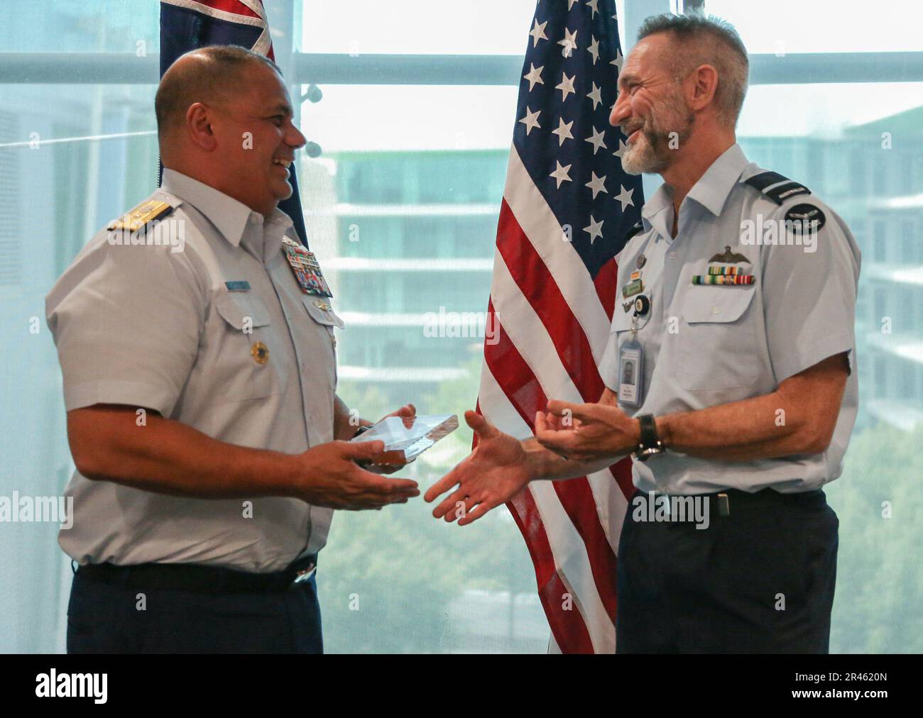 STATI UNITI Andrew Tiongson, comandante dell'Area del Pacifico, presenta un regalo all'Air Commodore Guy Wilson, Comandante attivo del comando di frontiera marittima, a Canberra, Australia, 6 febbraio 2023. STATI UNITI Gli alti dirigenti della Guardia di costa e della forza di confine australiana hanno discusso le migliori pratiche, la cooperazione e le partnership per incoraggiare un indo-Pacifico libero e aperto. Foto Stock