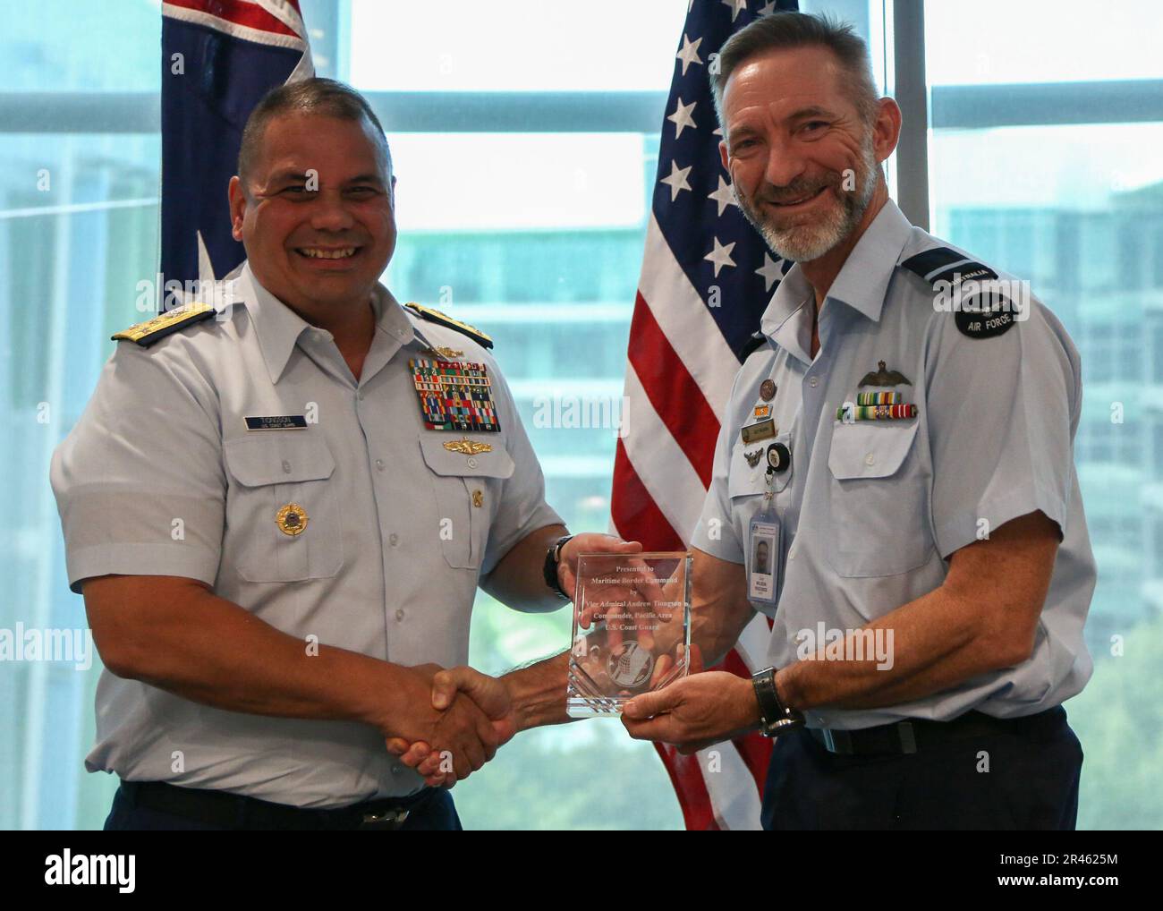 STATI UNITI Andrew Tiongson, comandante dell'Area del Pacifico, presenta un regalo all'Air Commodore Guy Wilson, Comandante attivo del comando di frontiera marittima, a Canberra Australia, 6 febbraio 2023. STATI UNITI Gli alti dirigenti della Guardia di costa e della forza di confine australiana hanno discusso le migliori pratiche, la cooperazione e le partnership per incoraggiare un indo-Pacifico libero e aperto. Foto Stock