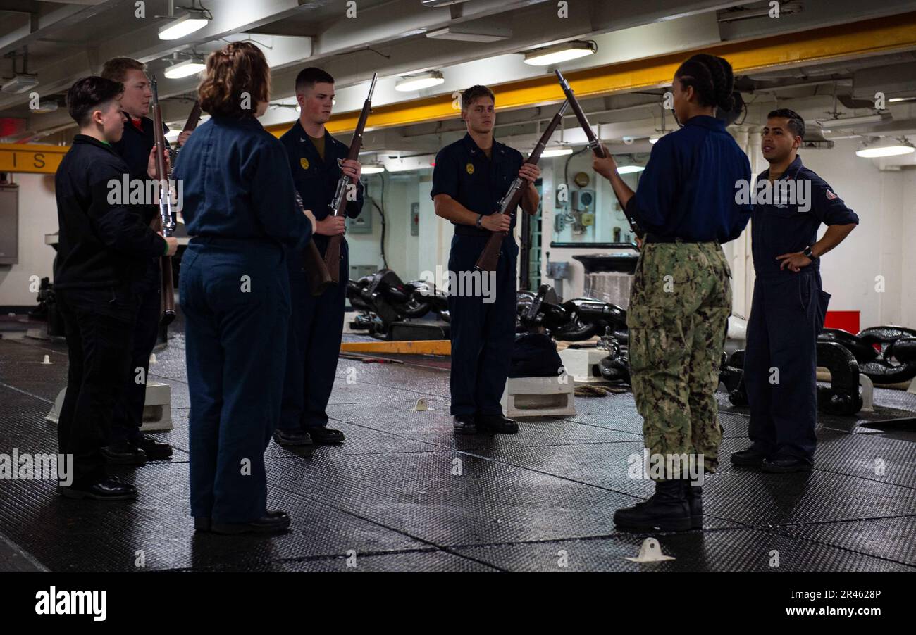 230118-N-TD381-1023 PACIFIC OCEAN (18 gennaio 2023) i marinai assegnati alla portaerei di classe Nimitz USS Carl Vinson (CVN 70) partecipano ad una classe di guardia d’onore nel foc’sle. Vinson sta attualmente conducendo operazioni marittime di routine. Foto Stock