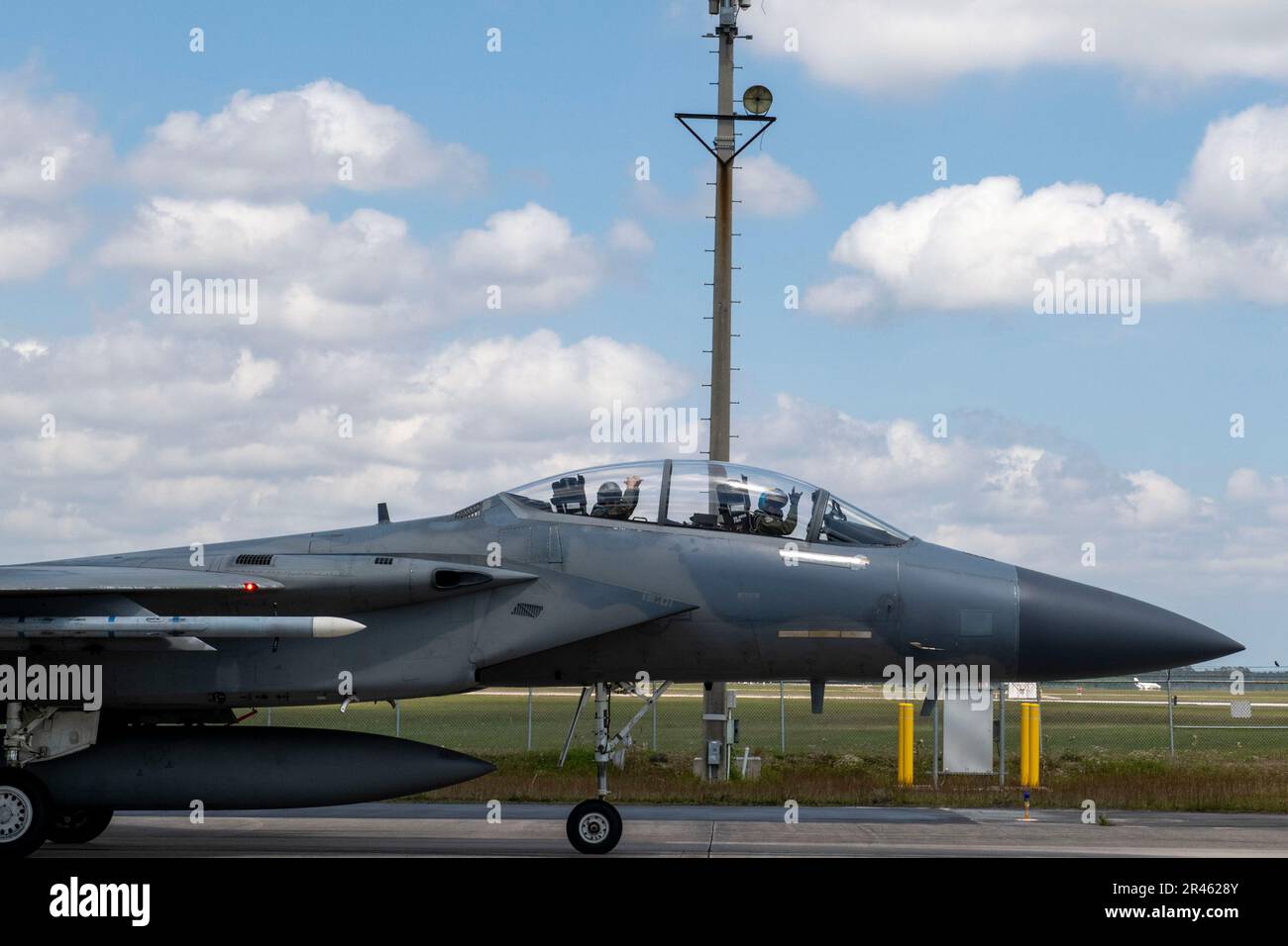 STATI UNITI James Eifert, l'Adjutant General, Florida, e il Lt. David Siemion, vice comandante di 125th Fighter Wing, riconoscono una folla di familiari e amici mentre atterrano per la fuga finale di Eifert nella sua carriera. Eifert è stato il più alto funzionario militare dello stato per quattro anni e andrà in pensione alla fine di aprile. Foto Stock