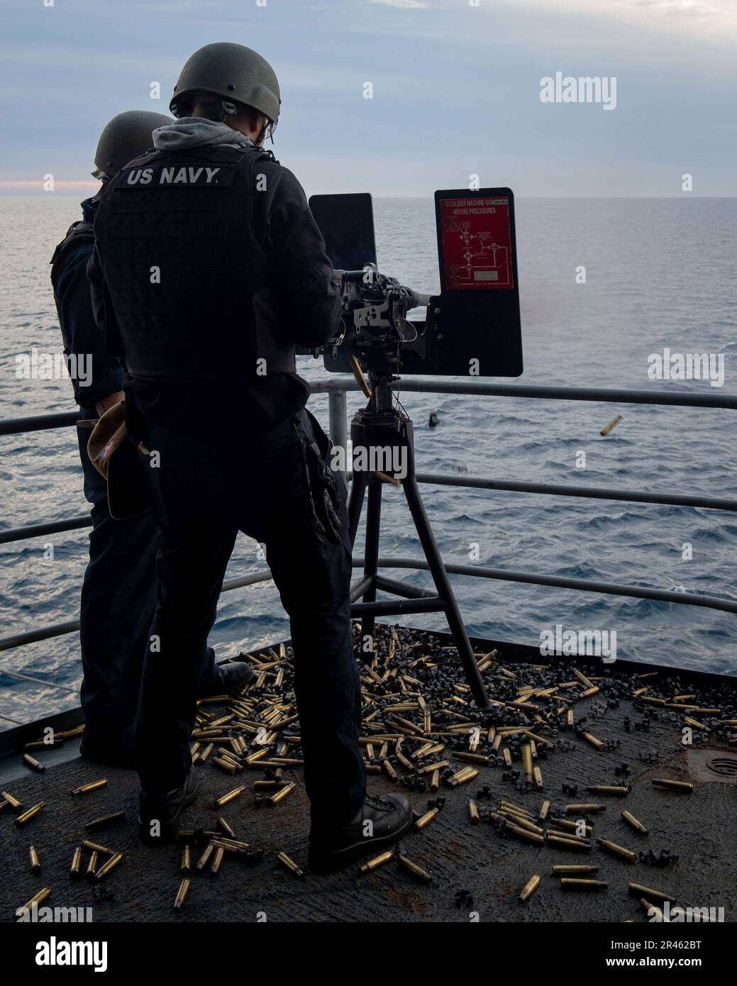 230203-N-TD381-2024 OCEANO PACIFICO (3 febbraio 2023) i marinai assegnati alla portaerei di classe Nimitz USS Carl Vinson (CVN 70) azionano una mitragliatrice del calibro di M2HB .50 durante un esercizio di fuoco dal vivo sul fantasma. Vinson sta attualmente conducendo operazioni marittime di routine. Foto Stock