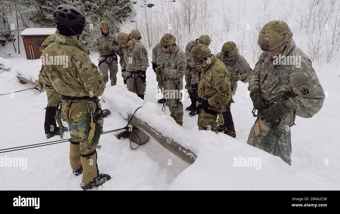 La formazione di supporto, condotta da Alpha Company, 3rd battaglione, 172nd montagna reggente di fanteria), 86th squadra di combattimento di Brigata di fanteria (montagna), Guardia Nazionale dell'Esercito del Vermont, include l'istruzione di rappel all'Ethan Allen Firing Range, Jericho, Vt., 5 marzo 2023. L'attrezzatura speciale, come gli assi di arrampicata, l'imbracatura per sedersi, i moschettoni e i ramponi, consente ai soldati di affrontare terreni ripidi e ostacoli verticali altrimenti impraticabili. Foto Stock