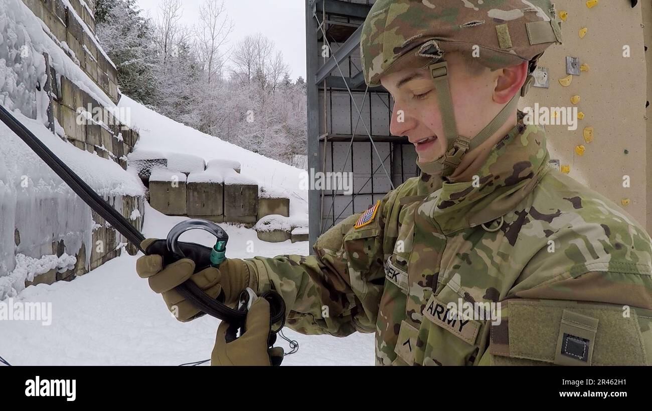 STATI UNITI Jason Samek, Alpha Company, 3rd battaglione, 172nd montagna reggente di fanteria), 86th squadra di combattimento di Brigate di fanteria (montagna), Guardia Nazionale dell'Esercito del Vermont, detatches dal sistema di rappel durante l'addestramento di sostegno all'Ethan Allen Flicing Range, Jericho, Vt., 5 marzo 2023. L'attrezzatura speciale, come la corda da arrampicata, l'imbragatura per sedersi, i moschettoni e i ramponi, consente ai soldati di affrontare terreni ripidi e ostacoli verticali altrimenti impraticabili. Foto Stock
