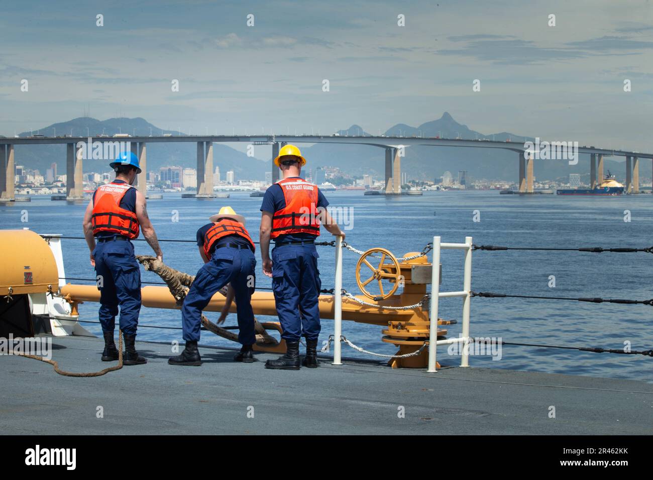 Membri dell'equipaggio assegnati a linee MAN USCGC Stone (WMSL 758) durante un'evoluzione dell'ormeggio a Rio de Janeiro, 7 marzo 2023. Stone è su un dispiegamento programmato di più missioni nell'Oceano Atlantico meridionale per contrastare le attività marittime illecite e rafforzare le relazioni per la sovranità marittima in tutta la regione. Foto Stock