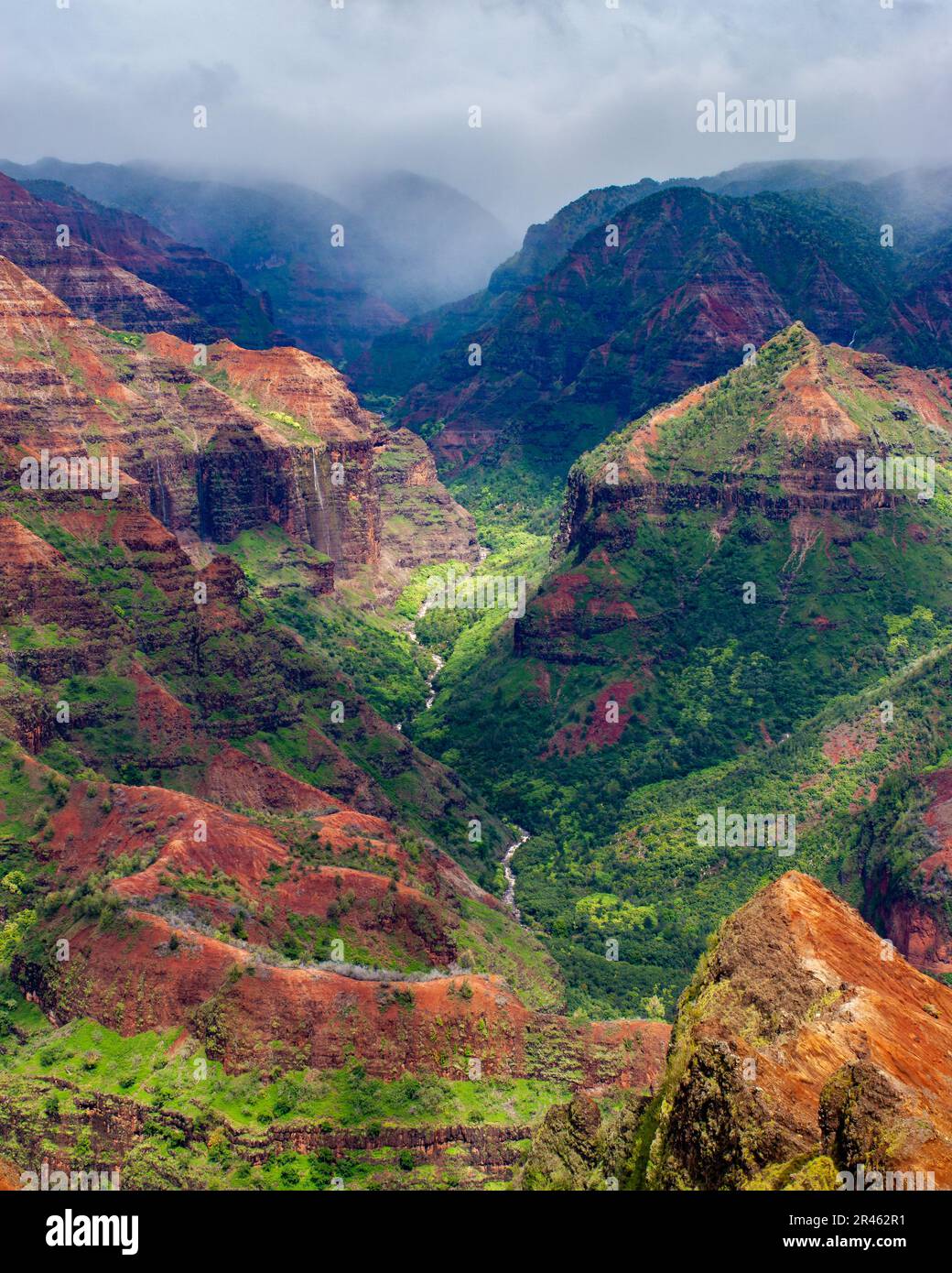 Un paesaggio panoramico di colline rocciose boscose ricoperte di nuvole in primavera Foto Stock