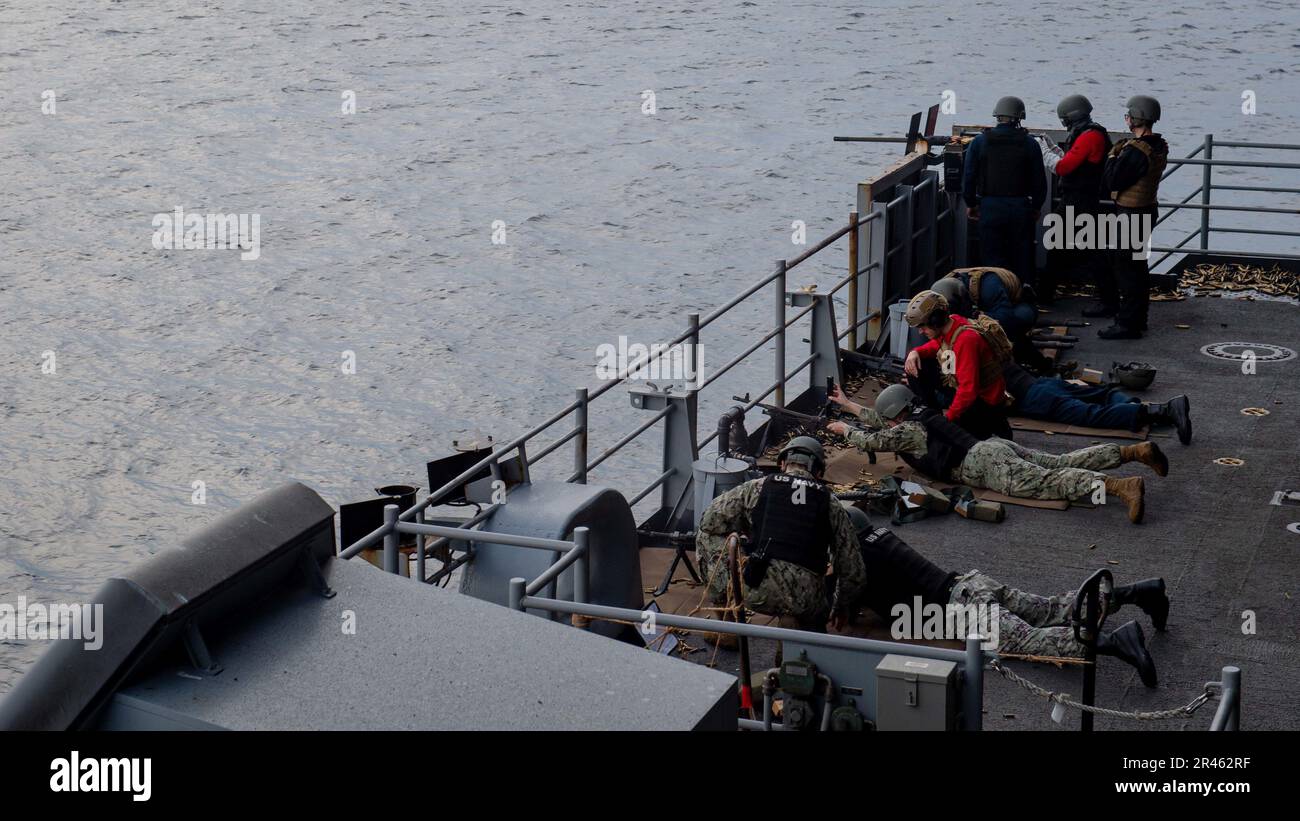 230203-N-TD381-2025 OCEANO PACIFICO (3 febbraio 2023) i marinai assegnati alla portaerei di classe Nimitz USS Carl Vinson (CVN 70) conducono un'esercitazione dal vivo sul fantasma. Vinson sta attualmente conducendo operazioni marittime di routine. Foto Stock