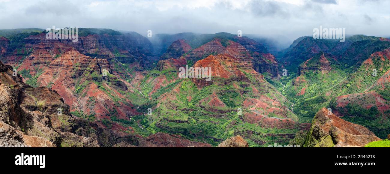Un paesaggio panoramico di colline rocciose boscose ricoperte di nuvole in primavera Foto Stock