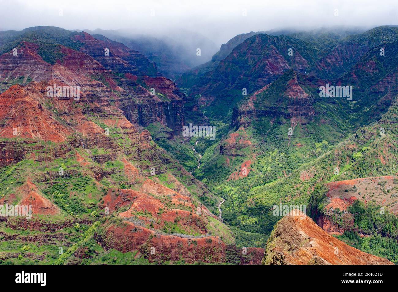 Un paesaggio panoramico di colline rocciose boscose ricoperte di nuvole in primavera Foto Stock