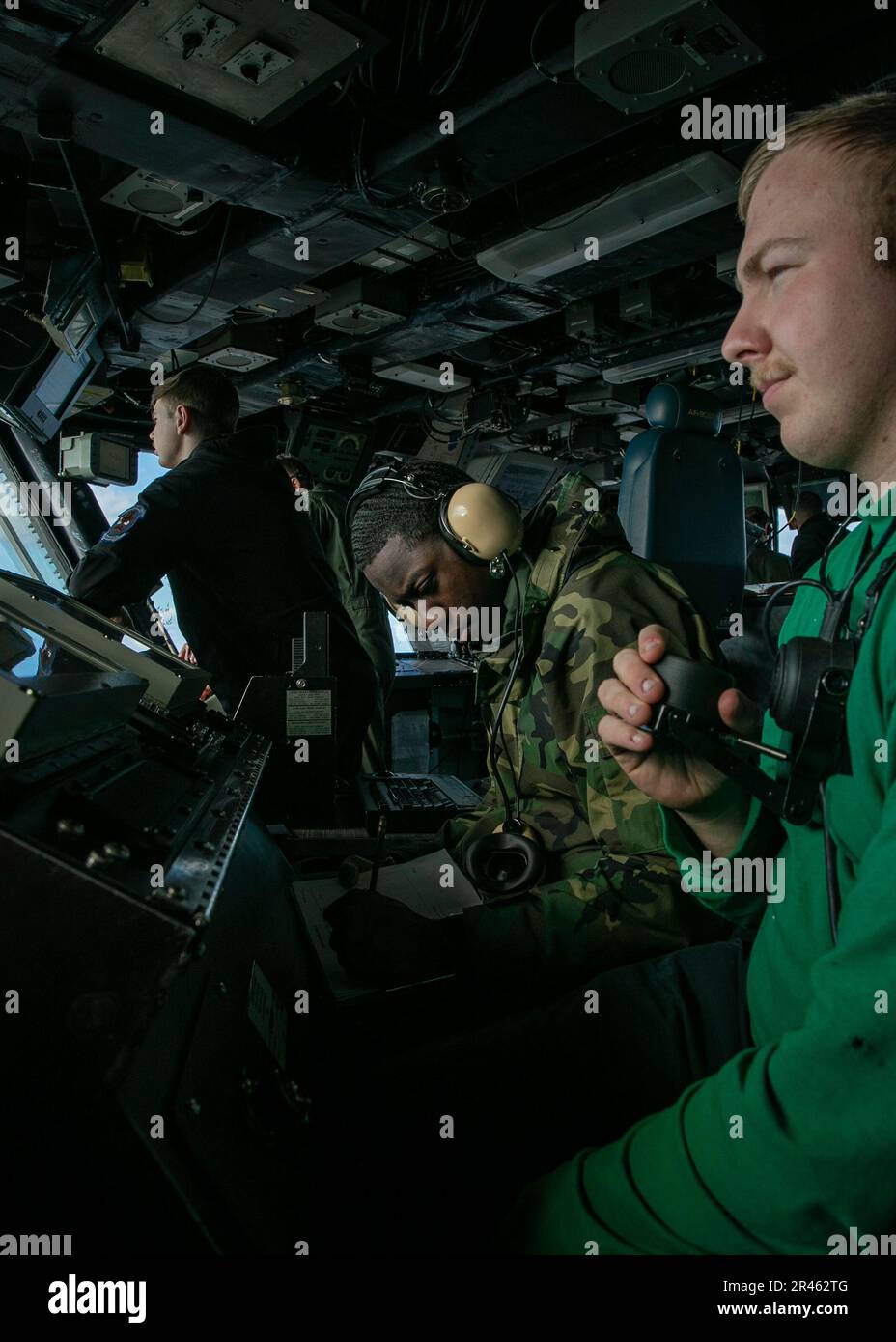 230111-N-EL850-1009 MARE ADRIATICO (11 gennaio 2023) Aviazione Boatswain’s Mate (Equipment) 3rd Classe Raymond Brooks, sinistra, e Interior Communications Electrician 3rd Classe Brady Long, entrambi assegnati alla portaerei di classe Nimitz USS George H.W. Bush (CVN 77), monitorare i sistemi di arresto degli ingranaggi durante il recupero degli aeromobili, 11 gennaio 2023. The George H.W. Bush Carrier Strike Group è in fase di implementazione pianificata negli Stati Uniti Naval Forces Europe area of Operations, impiegato dagli Stati Uniti Sesta flotta per difendere gli interessi degli Stati Uniti, alleati e partner. Foto Stock