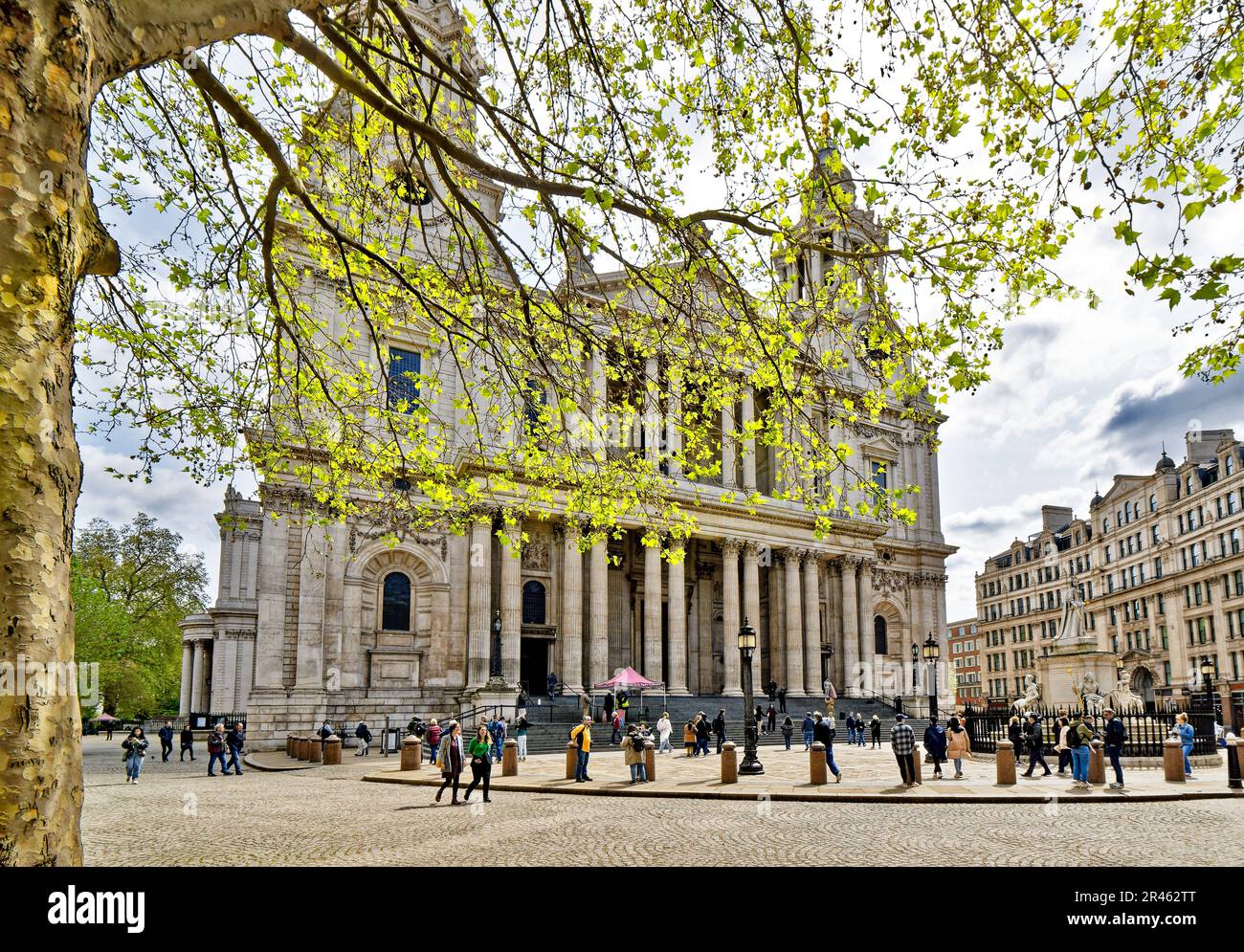 La Cattedrale di St. Pauls di Londra è coperta da foglie in primavera Foto Stock