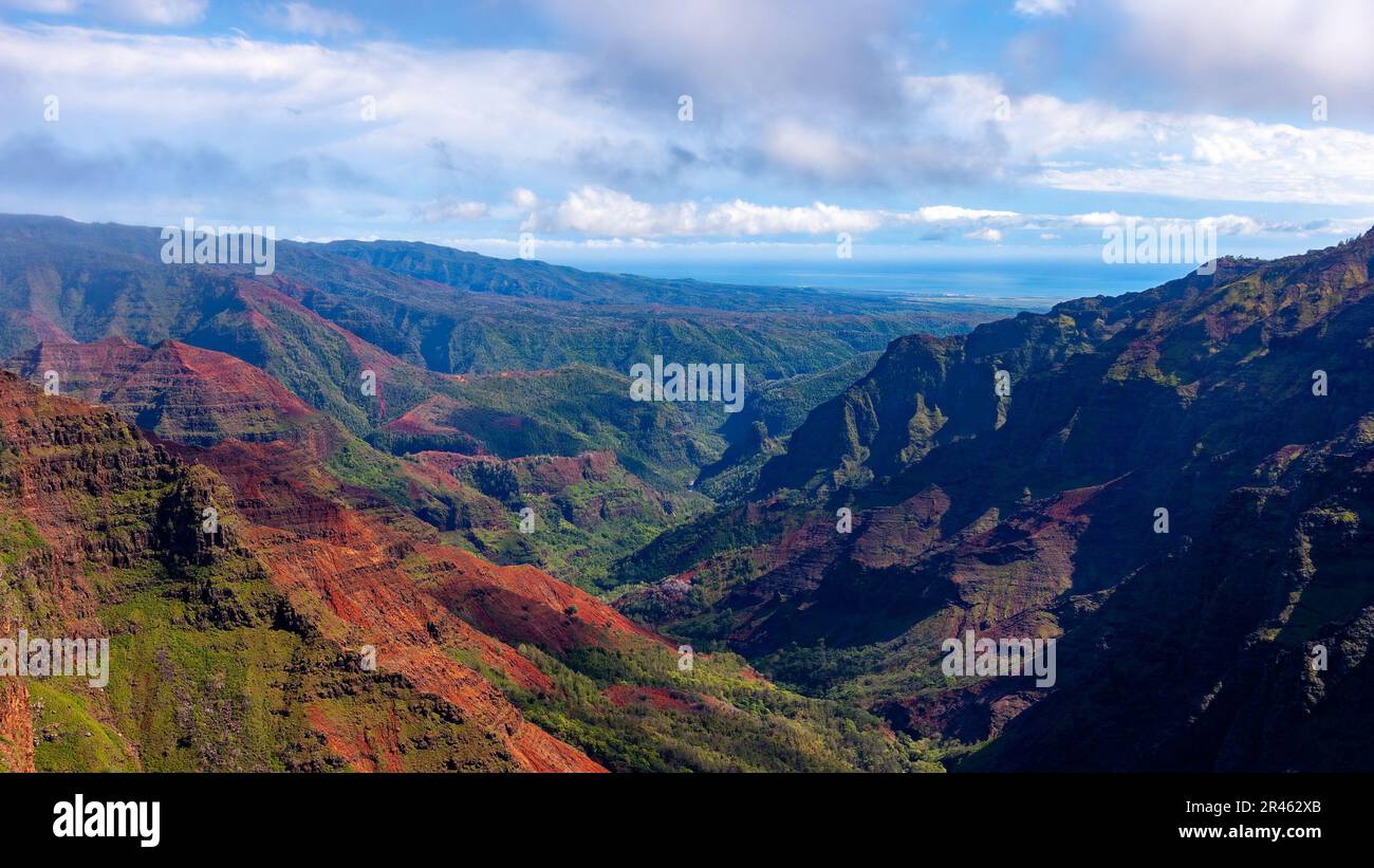 Un paesaggio panoramico di colline rocciose boscose ricoperte di nuvole in primavera Foto Stock
