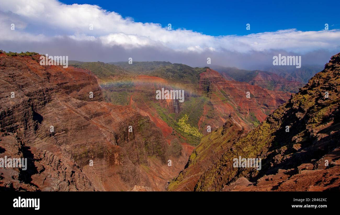Un paesaggio panoramico di colline rocciose boscose ricoperte di nuvole in primavera Foto Stock