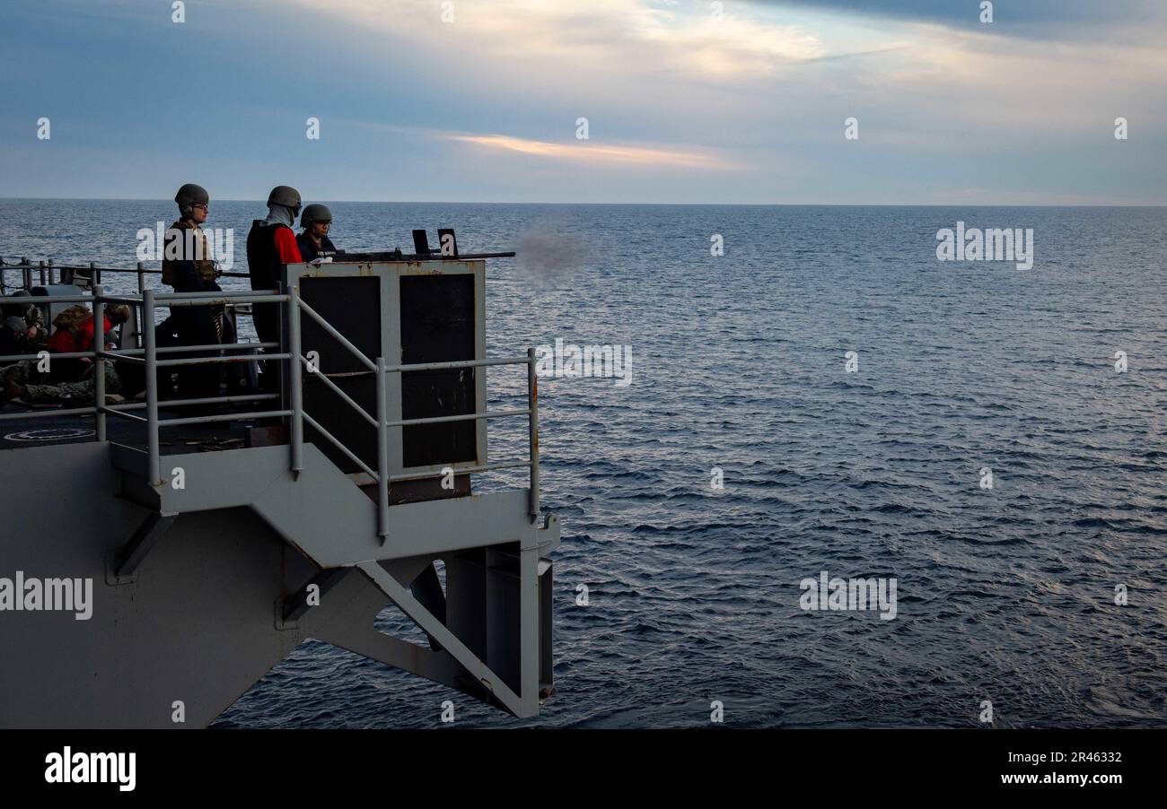 230203-N-TD381-2023 OCEANO PACIFICO (3 febbraio 2023) i marinai assegnati alla portaerei di classe Nimitz USS Carl Vinson (CVN 70) conducono un'esercitazione dal vivo sul fantasma. Vinson sta attualmente conducendo operazioni marittime di routine. Foto Stock