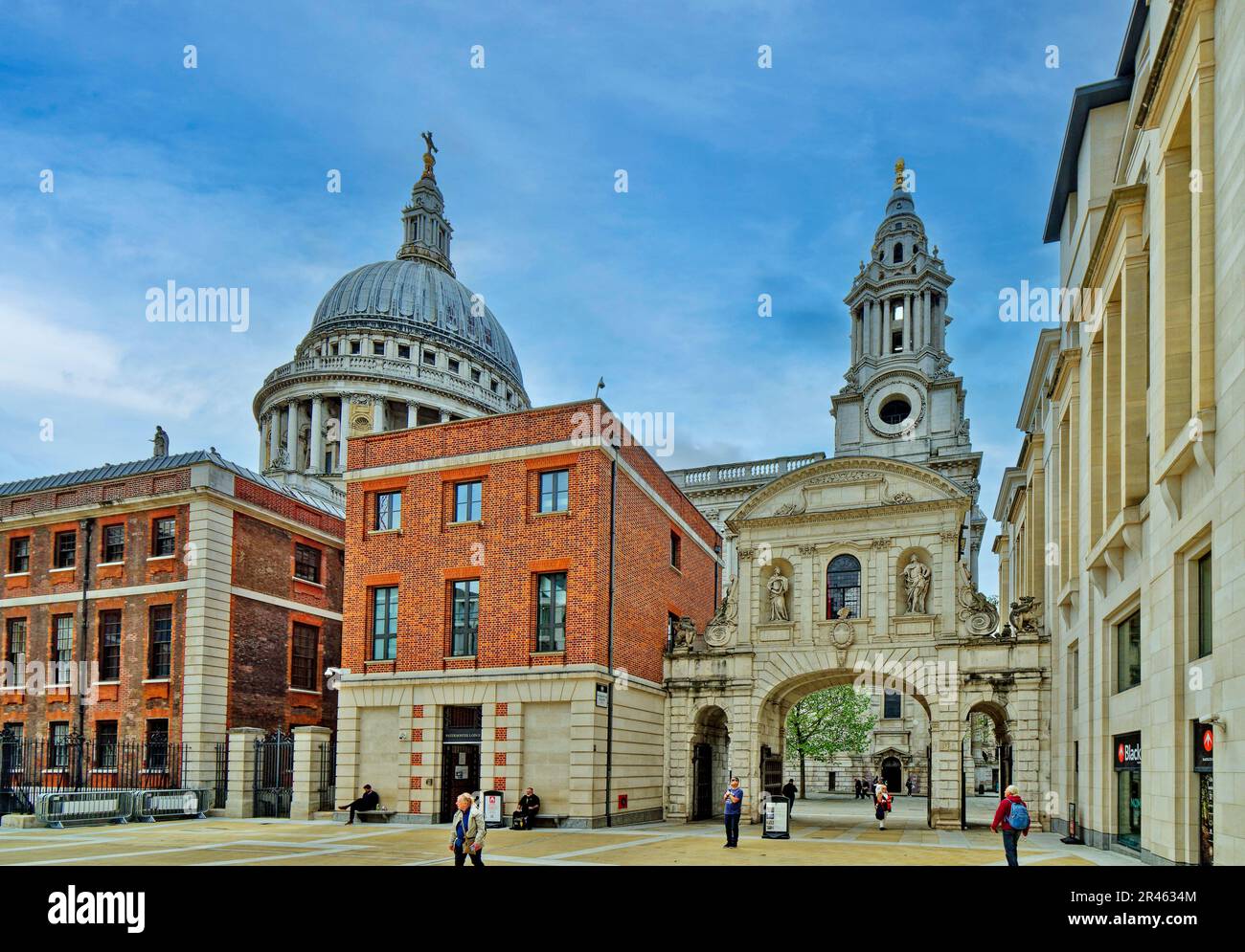 London St Pauls Paternoster Square e Temple Bar Gate un arco in pietra progettato da Wren Foto Stock