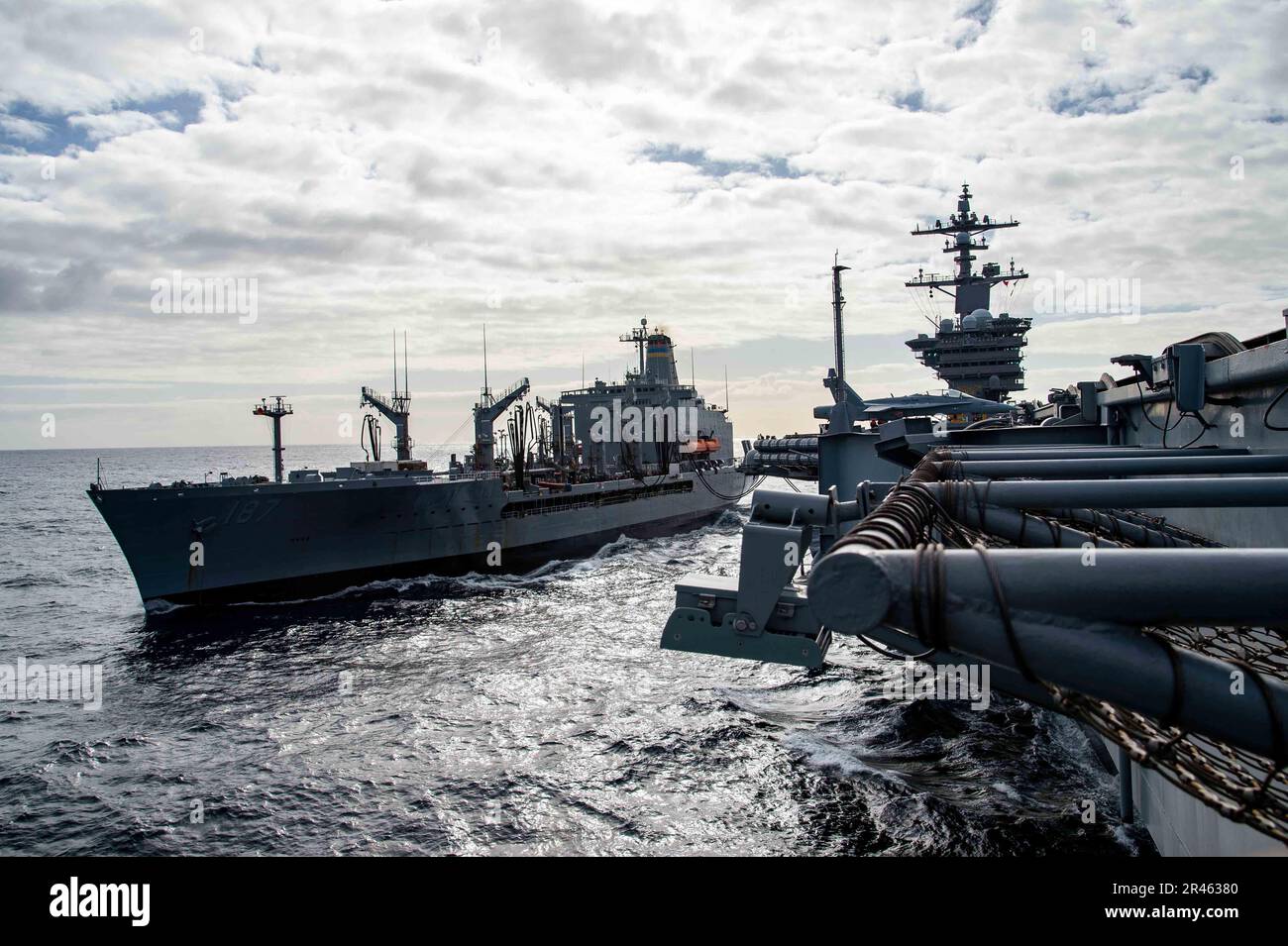 230120-N-DP708-1010 OCEANO PACIFICO (20 gennaio 2023) la portaerei di classe Nimitz USS Carl Vinson (CVN 70) effettua un rifornimento in mare con l'oliatore di rifornimento della flotta di classe Henry J. Kaiser USNS Henry J. Kaiser (T-AO 187). Vinson sta attualmente conducendo operazioni marittime di routine. Foto Stock