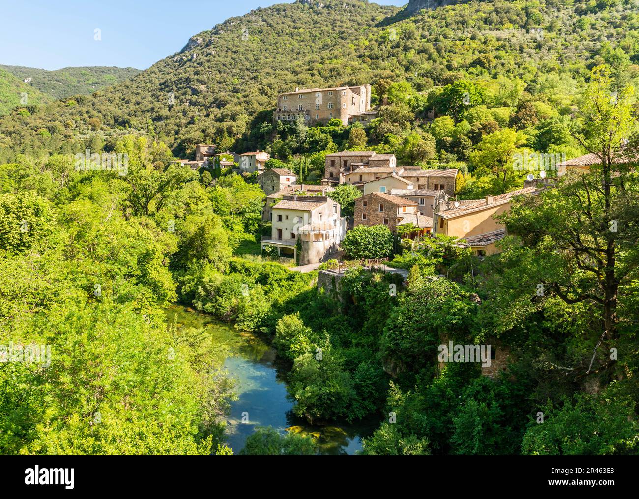 Villaggio sul fiume Vis, in Hérault, in Occitanie, Francia Foto Stock