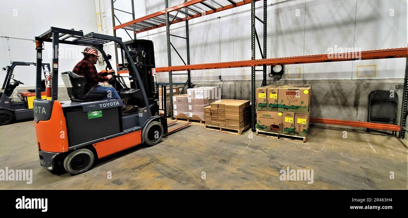 Scott molle, gestore di materiali con il Fort McCoy Logistics Readiness Center Food Program Management Office/ Fort McCoy Supply Ssistence Management Office, utilizza un carrello elevatore a forche per spostare gli articoli nel magazzino 490 dell'edificio 4 aprile 2023, a Fort McCoy, Wisconsin. Molle e i suoi compagni di squadra facevano parte di un'ispezione FMAT (Army Food Management Assistance Team) completata dall'Ufficio di gestione dei programmi alimentari e dall'Ufficio di gestione della sussistenza delle forniture. L'ispezione FMAT ha avuto luogo il 29-31 marzo a Fort McCoy, ha detto Andy Pisney, responsabile del programma alimentare di Fort McCoy. Il FMAT ispeziona ogni installazione alimentare pro Foto Stock