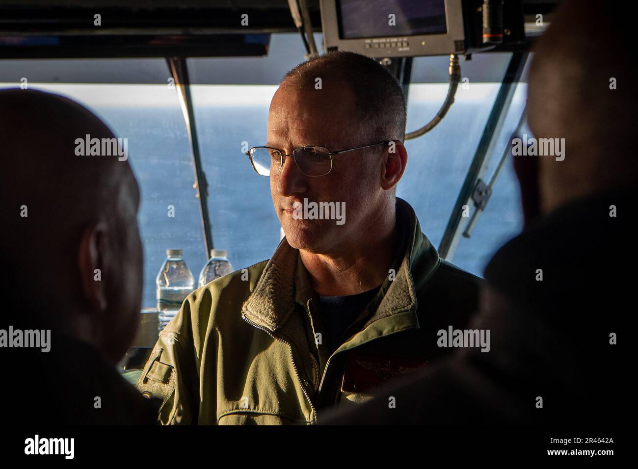 230206-N-EE352-1251 OCEANO PACIFICO (6 febbraio 2023) il capitano P. Scott Miller, ufficiale comandante della portaerei di classe Nimitz USS Carl Vinson (CVN 70), accoglie i visitatori all'interno del ponte durante una visita a bordo di Vinson. Vinson sta attualmente conducendo operazioni marittime di routine. Foto Stock