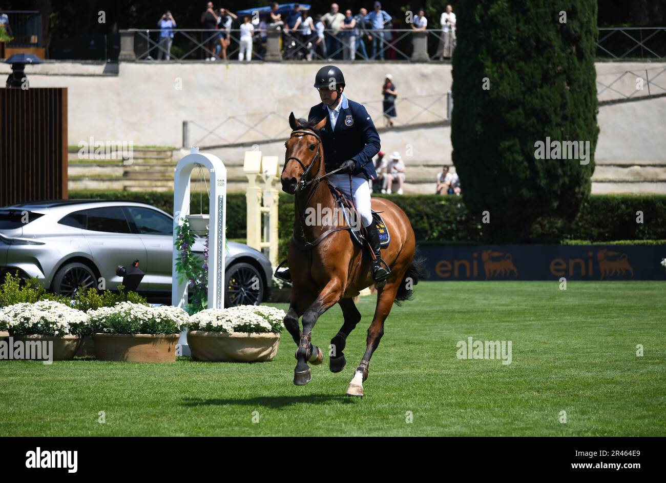 CSIO Roma 2023, Piazza di Siena, Roma, Italia, maggio 25 2023. Concorso di salto equestre Nations Cup, Manche 1, Jens Fredricson (SWE) sul parco giochi prima dell'inizio. Photo Credit: Fabio Pagani/Alamy Live News Foto Stock