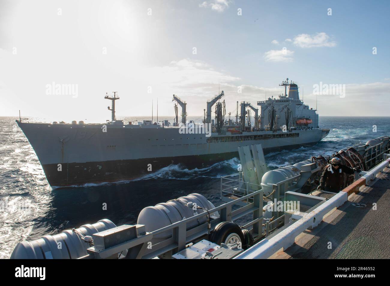 230325-N-TY704-1190 OCEANO PACIFICO (25 marzo 2023) l'oliatore di rifornimento della flotta di classe Henry J. Kaiser USNS Pecos (T-AO 197) è avvicinato dalla portaerei di classe Nimitz USS Carl Vinson (CVN 70) in preparazione di un rifornimento in mare. Vinson sta attualmente conducendo la certificazione di disponibilità della formazione su misura/problema di evoluzione finale della nave. Foto Stock