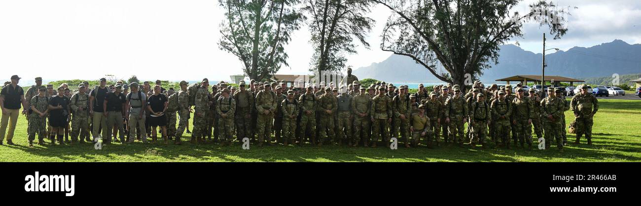 I membri del 647th Civil Engineers Squadron e della Difesa POW / mia Accounting Agency posano per un gruppo photo.The 647th CES ha ospitato un ruck per costruire cameratismo e ricordare coloro che sono mancanti in azione dalle guerre della nostra nazione. Foto Stock