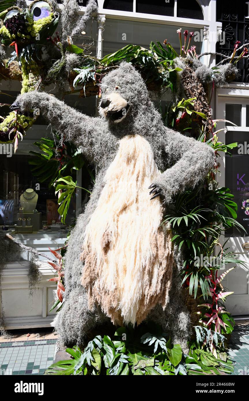 Londra, Regno Unito. Baloo, The Jungle Book, Chelsea in Bloom, il più grande festival gratuito di fiori di Londra, di fama mondiale, continua fino al 28th maggio 2023 con mostre mozzafiato. Il tema di quest'anno è 'Fiori su Film'. Credit: michael melia/Alamy Live News Foto Stock