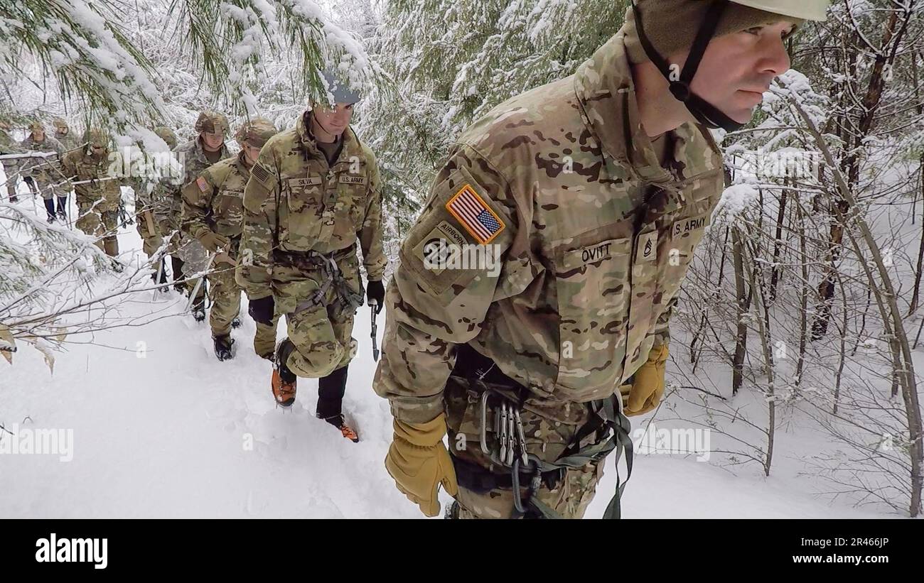 La formazione di supporto, condotta da Alpha Company, 3rd battaglione, 172nd montagna reggente di fanteria), 86th squadra di combattimento di Brigata di fanteria (montagna), Guardia Nazionale dell'Esercito del Vermont, include varie abilità di mobilità montana presso l'Ethan Allen Firing Range, Jericho, Vt., 5 marzo 2023. L'attrezzatura speciale, come gli assi di arrampicata, l'imbracatura per sedersi, i moschettoni e i ramponi, consente ai soldati di affrontare terreni ripidi e ostacoli verticali altrimenti impraticabili. Foto Stock