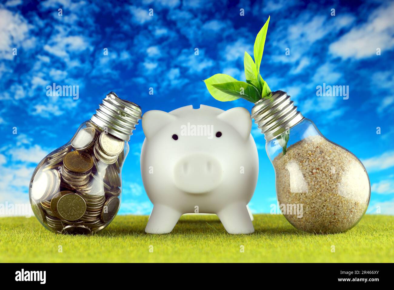 Monete all'interno della lampadina, pianta che cresce all'interno della lampadina e piggy bank. Eco-verde energia rinnovabile concetto. Prezzi dell'elettricità, risparmio energetico Foto Stock