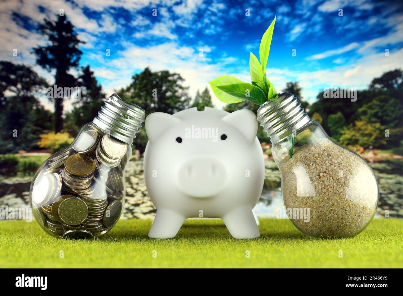 Monete all'interno della lampadina, pianta che cresce all'interno della lampadina e piggy bank. Eco-verde energia rinnovabile concetto. Prezzi dell'elettricità, risparmio energetico Foto Stock