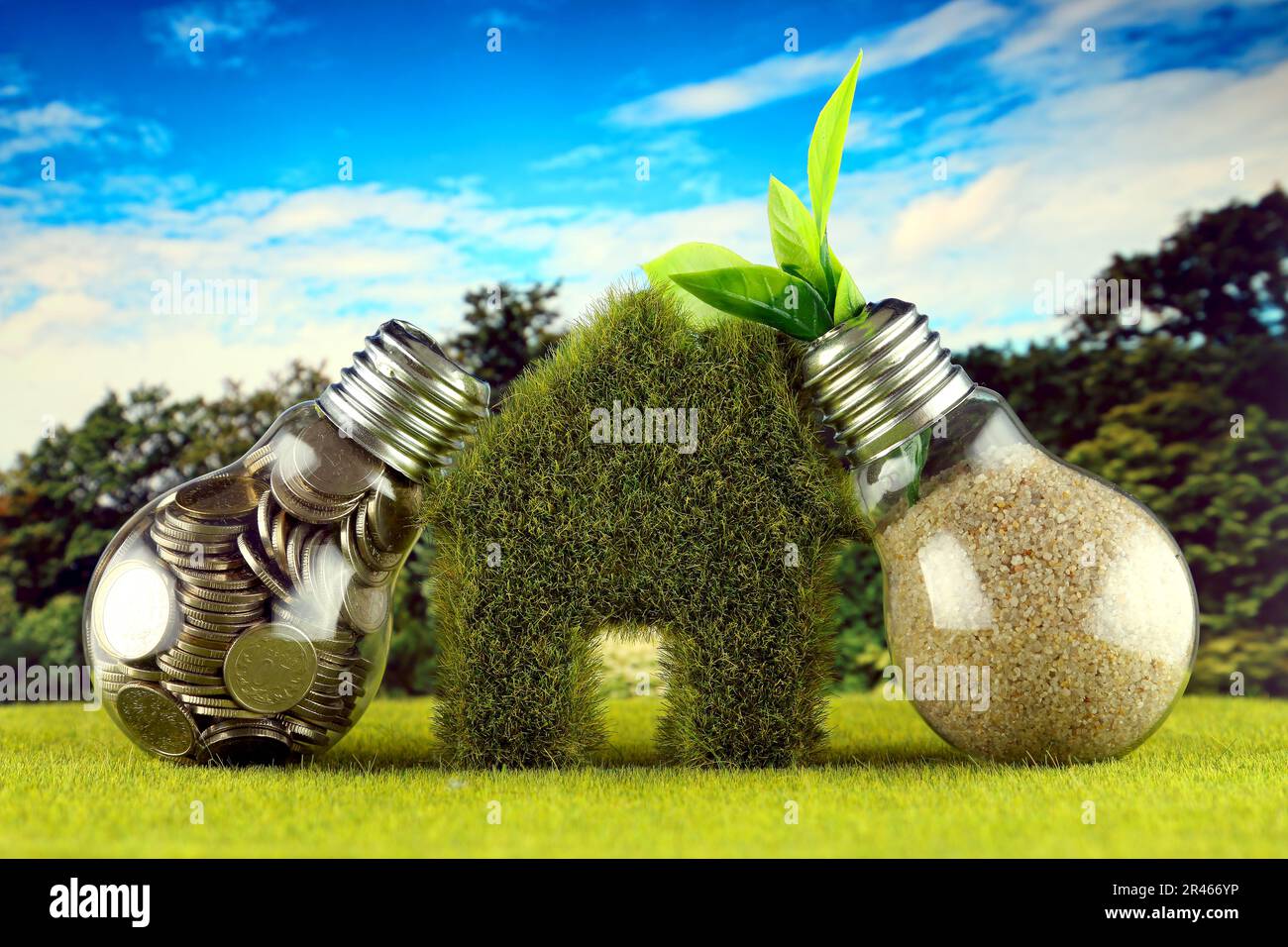 Monete all'interno della lampadina, pianta che cresce all'interno della lampadina e casa in miniatura con erba. Eco-verde energia rinnovabile concetto. Prezzo dell'elettricità Foto Stock