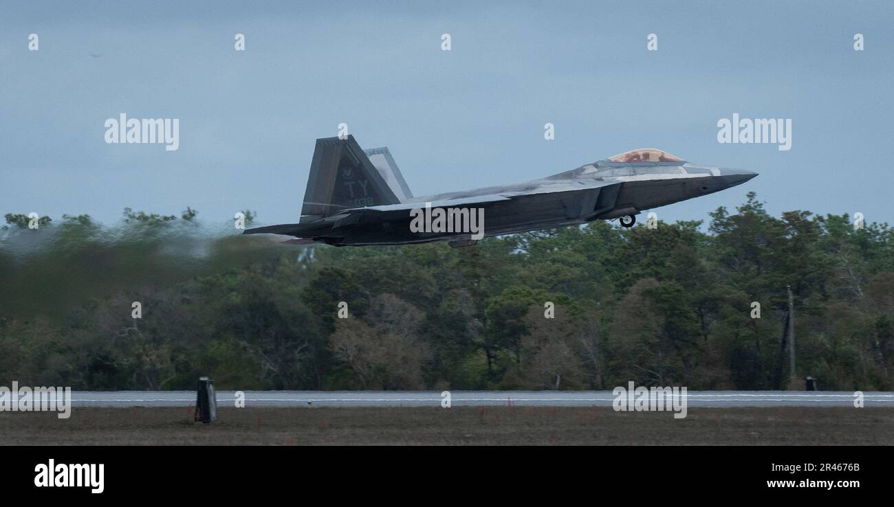 A 325th Fighter Wing F-22A Raptor decollerà per una missione il 24 marzo presso la base dell'aeronautica militare di Eglin, Fl. Il velivolo Raptor del 325th FW si trova a Eglin dal 2018 dopo che l’uragano Michael ha distrutto le strutture della Tyndall AFB. I Raptors partiranno presto da Eglin per la loro nuova casa, Joint base Langley-Eustis, Virginia. Foto Stock