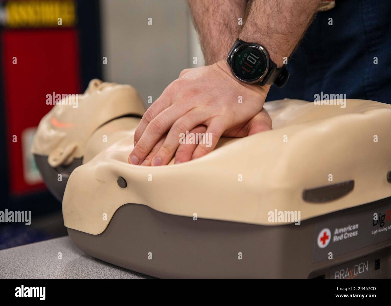 230410-N-IX644-1067 IONIAN SEA (10 aprile 2023) Ospedale Corpsman 2nd Classe Joshua Schwab, assegnato alla portaerei di classe Nimitz USS George H.W. Bush (CVN 77), dimostra la tecnica CPR durante l'addestramento all'indottrinamento, 10 aprile 2023. The George H.W. Bush Carrier Strike Group è in fase di implementazione pianificata negli Stati Uniti Naval Forces Europe area of Operations, impiegato dagli Stati Uniti Sesta flotta per difendere gli interessi degli Stati Uniti, degli alleati e dei partner. Foto Stock