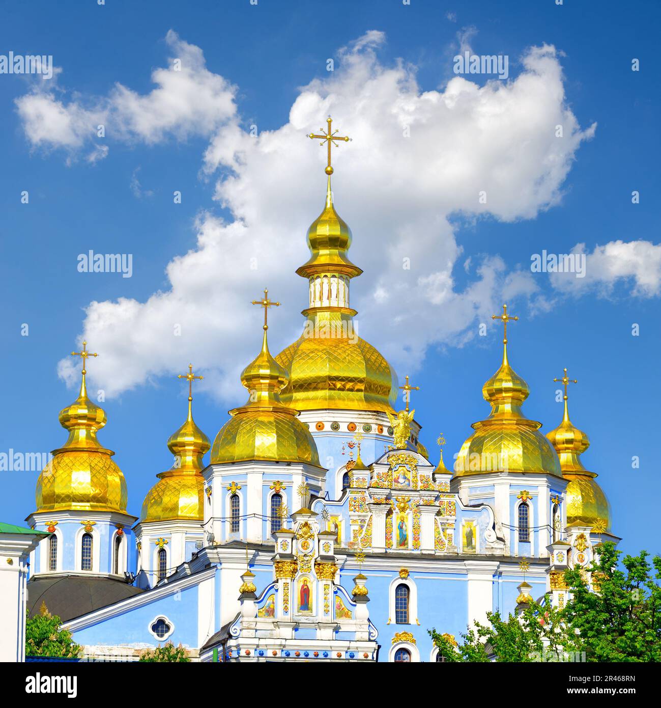 Cupole d'oro di St. Cattedrale di Michele a Kiev contro il cielo blu. Nella capitale di giorno di sole di Ucraina, Kyiv. Foto Stock