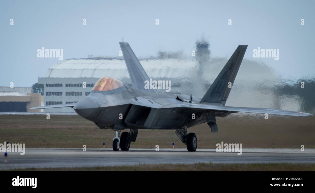A 325th Fighter Wing F-22A Raptor taxi indietro dopo una missione 24 marzo presso Eglin Air Force base, Fl. Il velivolo Raptor del 325th FW si trova a Eglin dal 2018 dopo che l’uragano Michael ha distrutto le strutture della Tyndall AFB. I Raptors partiranno presto da Eglin per la loro nuova casa, Joint base Langley-Eustis, Virginia. Foto Stock